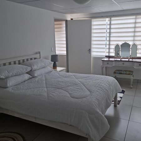 12 On Vaal Drive Guesthouse Vanderbijlpark Buitenkant foto