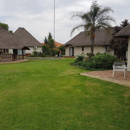 12 On Vaal Drive Guesthouse Vanderbijlpark Buitenkant foto