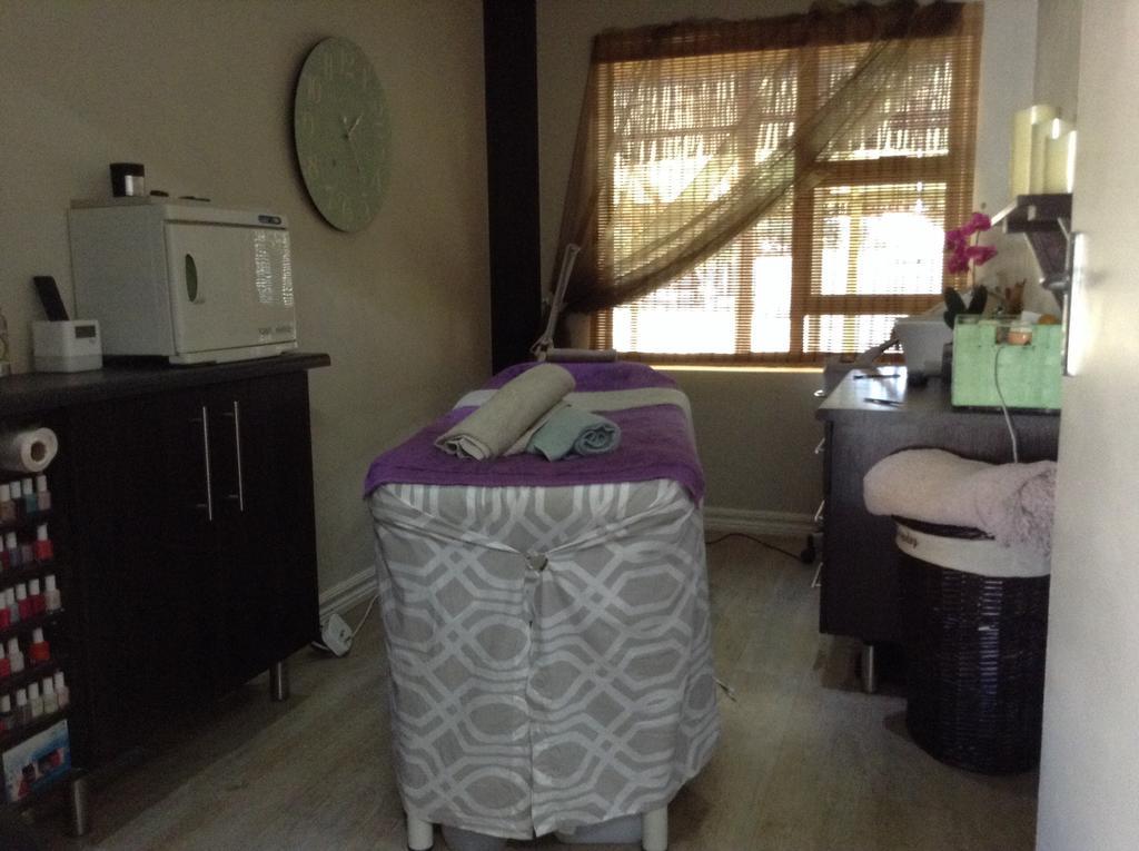 12 On Vaal Drive Guesthouse Vanderbijlpark Buitenkant foto