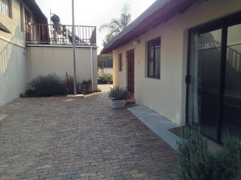 12 On Vaal Drive Guesthouse Vanderbijlpark Kamer foto