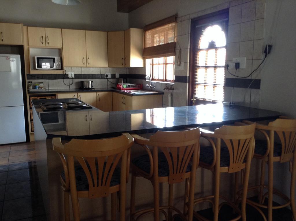 12 On Vaal Drive Guesthouse Vanderbijlpark Buitenkant foto