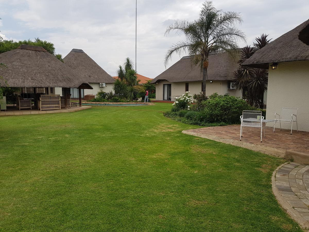 12 On Vaal Drive Guesthouse Vanderbijlpark Buitenkant foto