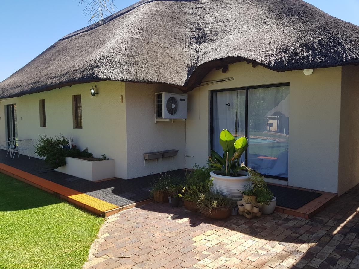 12 On Vaal Drive Guesthouse Vanderbijlpark Buitenkant foto