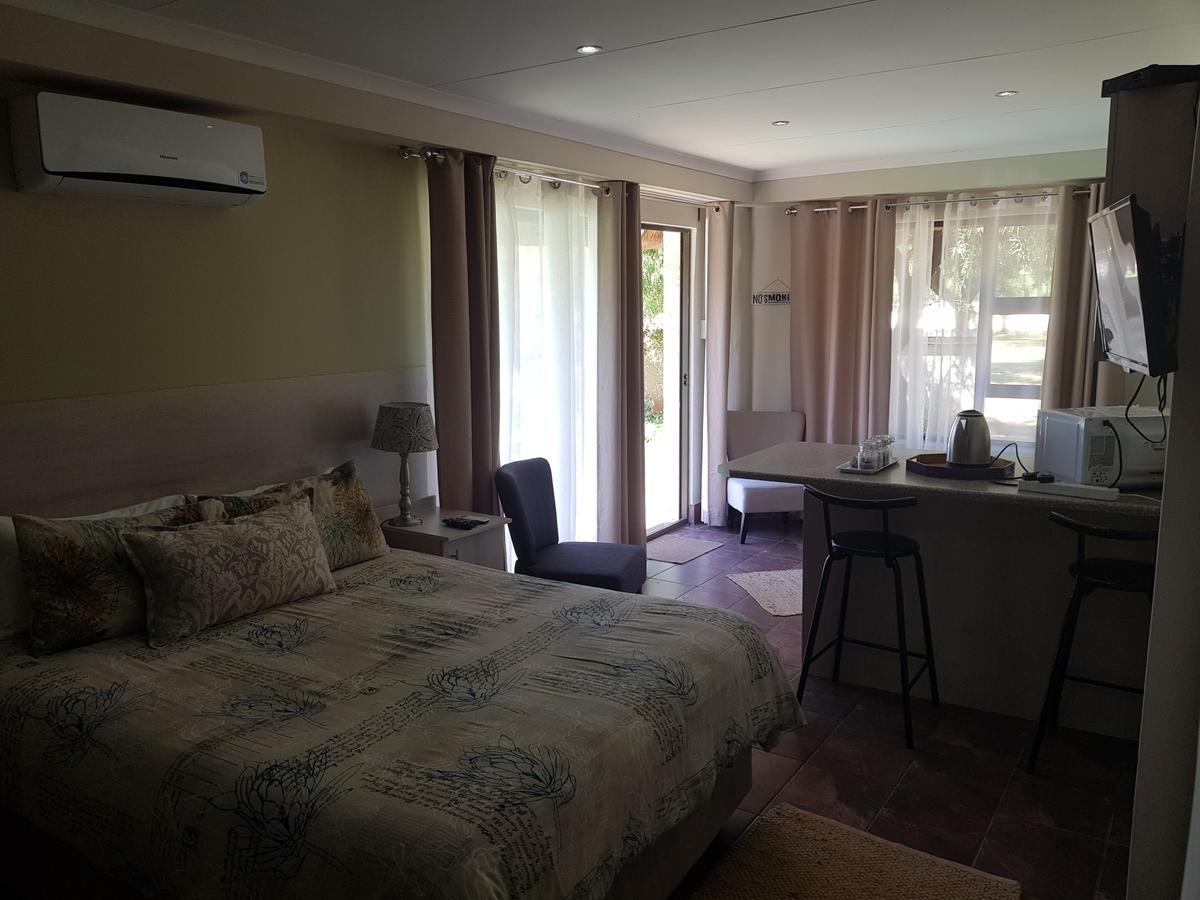 12 On Vaal Drive Guesthouse Vanderbijlpark Buitenkant foto