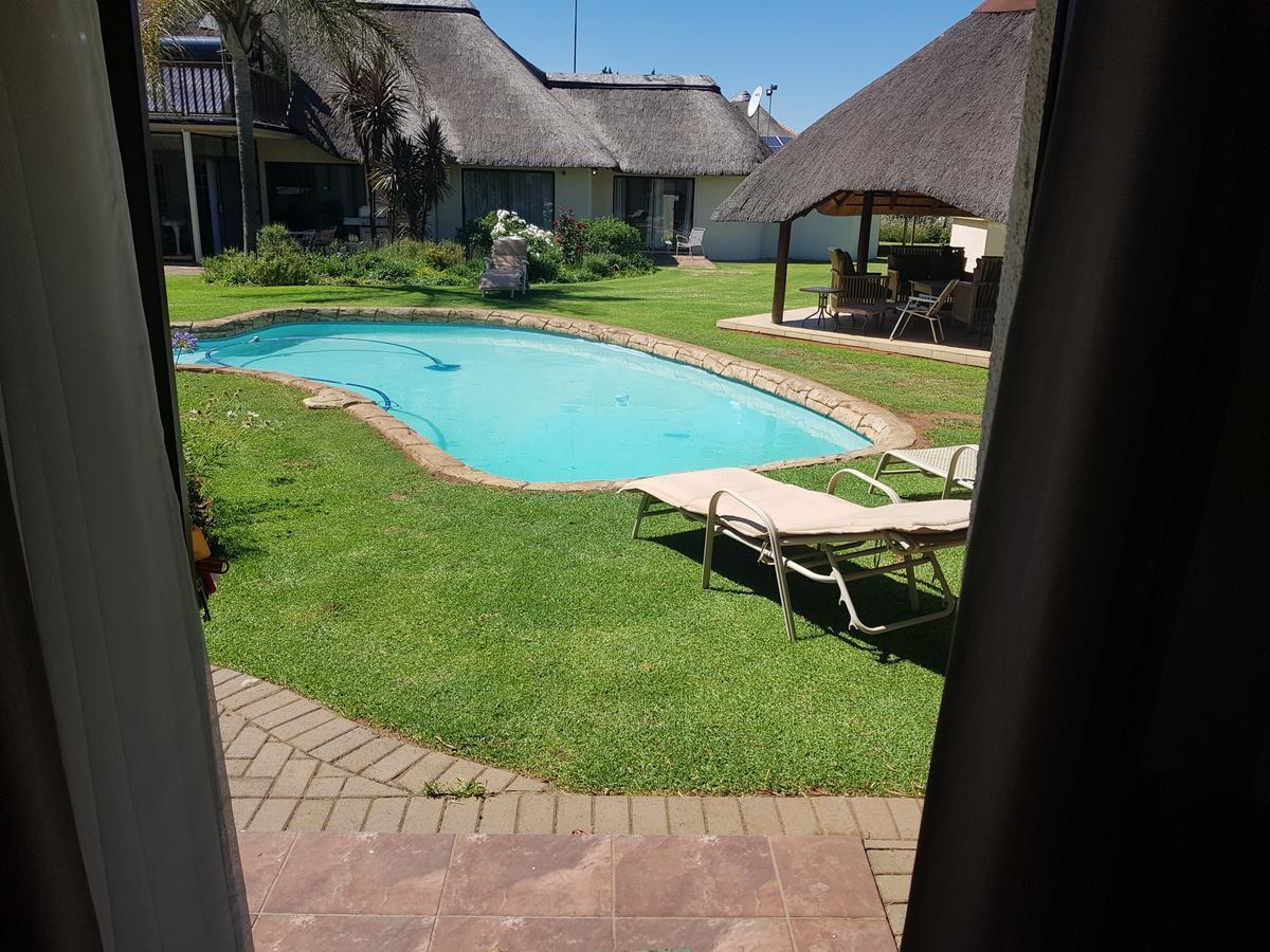 12 On Vaal Drive Guesthouse Vanderbijlpark Buitenkant foto