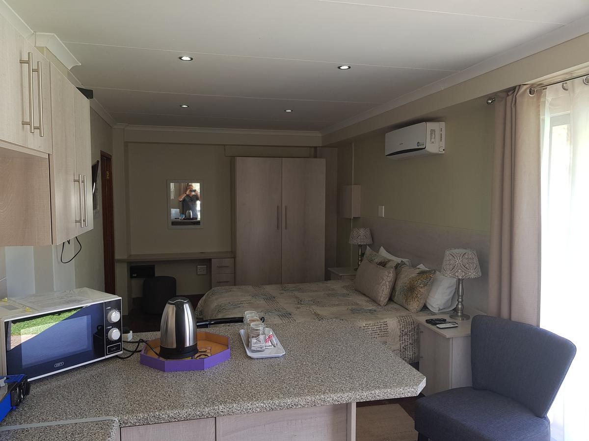 12 On Vaal Drive Guesthouse Vanderbijlpark Buitenkant foto