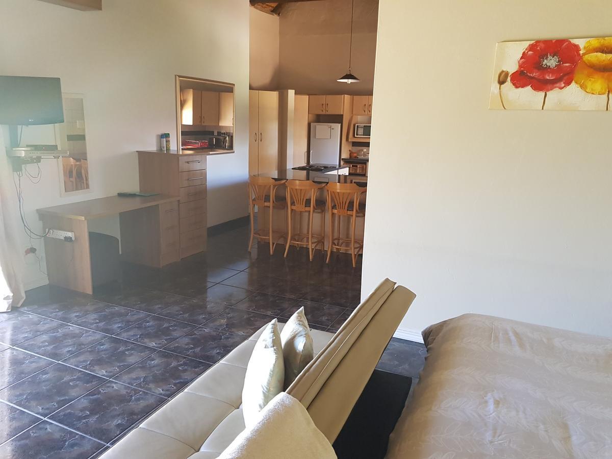 12 On Vaal Drive Guesthouse Vanderbijlpark Buitenkant foto