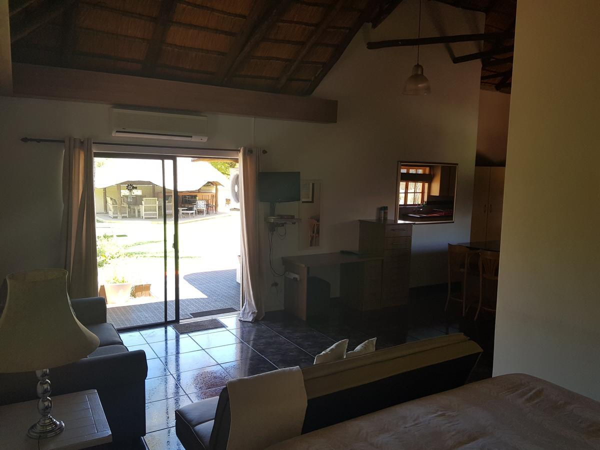 12 On Vaal Drive Guesthouse Vanderbijlpark Buitenkant foto