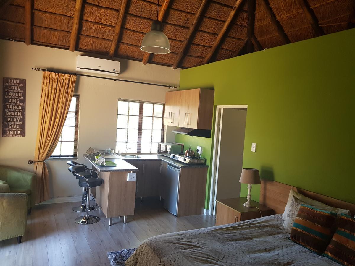 12 On Vaal Drive Guesthouse Vanderbijlpark Buitenkant foto