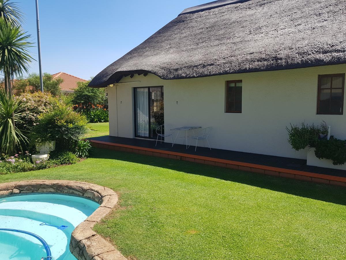 12 On Vaal Drive Guesthouse Vanderbijlpark Buitenkant foto