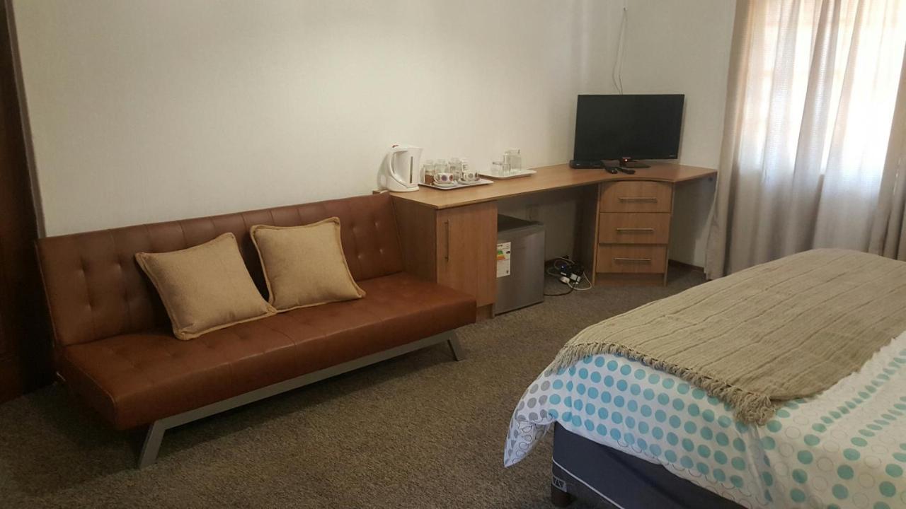 12 On Vaal Drive Guesthouse Vanderbijlpark Buitenkant foto
