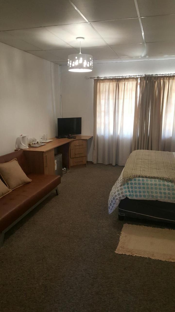 12 On Vaal Drive Guesthouse Vanderbijlpark Buitenkant foto