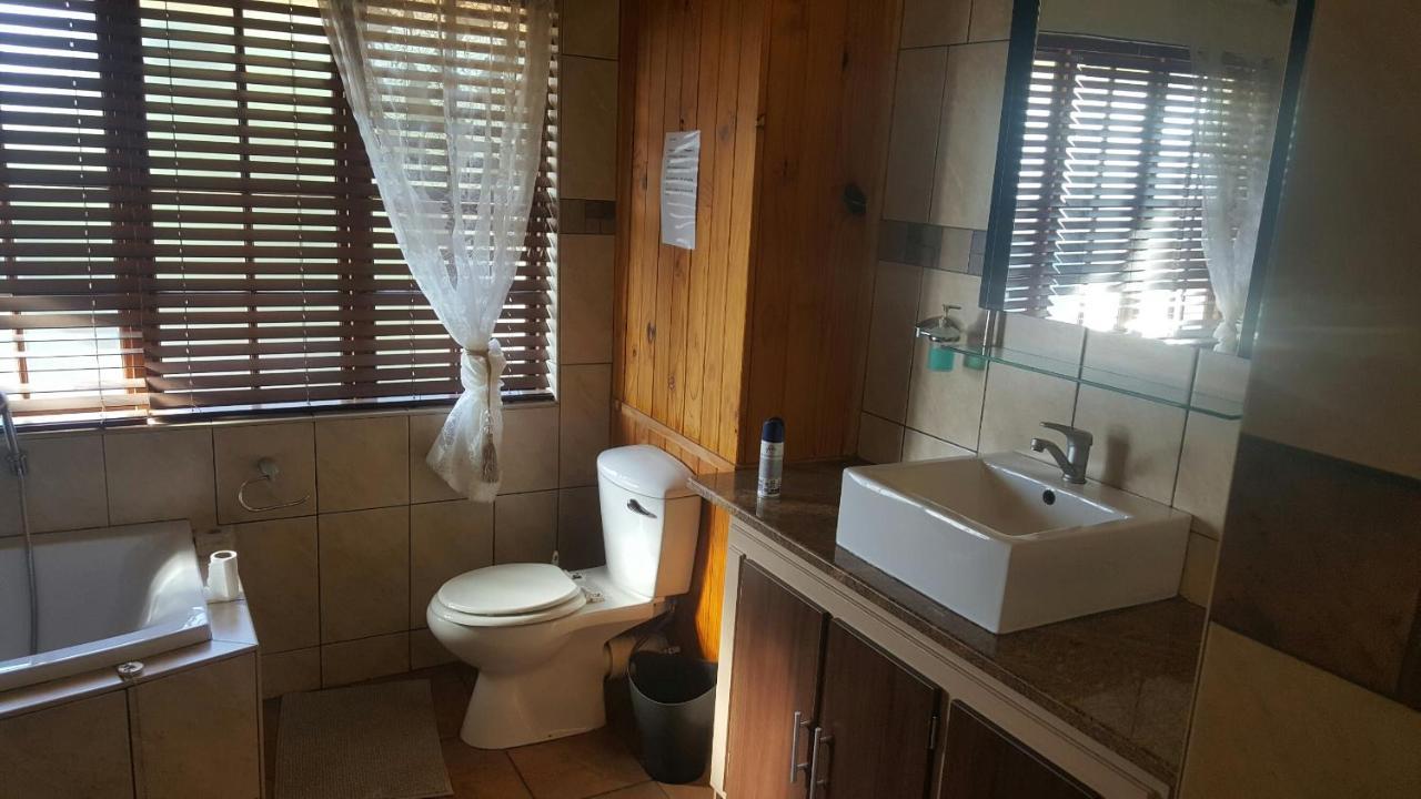 12 On Vaal Drive Guesthouse Vanderbijlpark Buitenkant foto