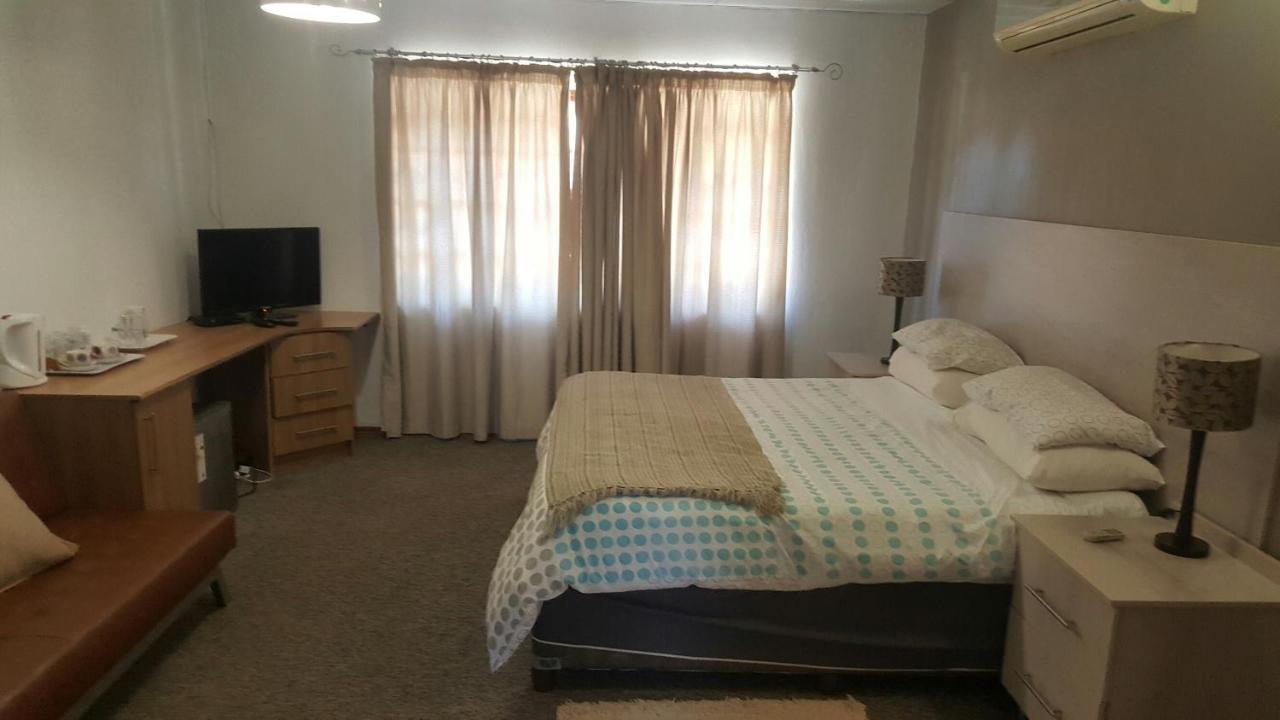 12 On Vaal Drive Guesthouse Vanderbijlpark Buitenkant foto