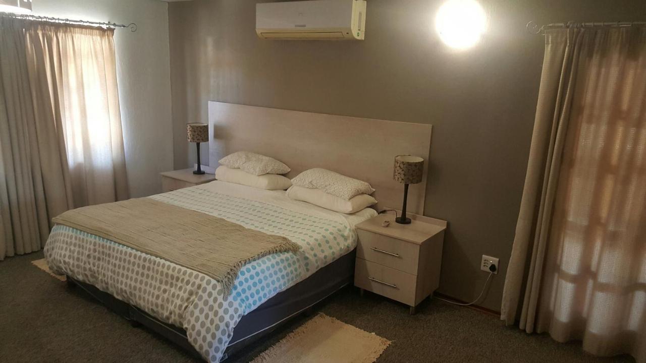 12 On Vaal Drive Guesthouse Vanderbijlpark Buitenkant foto