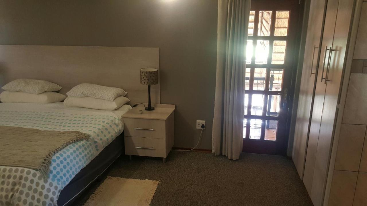 12 On Vaal Drive Guesthouse Vanderbijlpark Buitenkant foto