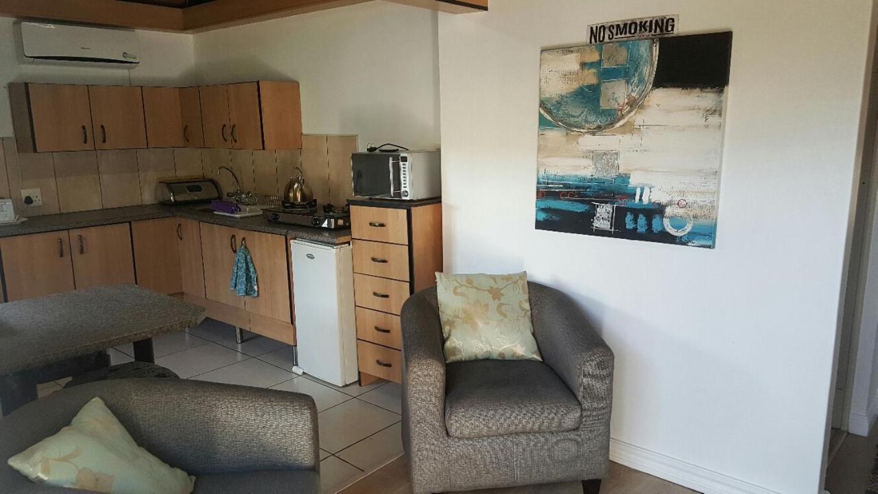 12 On Vaal Drive Guesthouse Vanderbijlpark Buitenkant foto