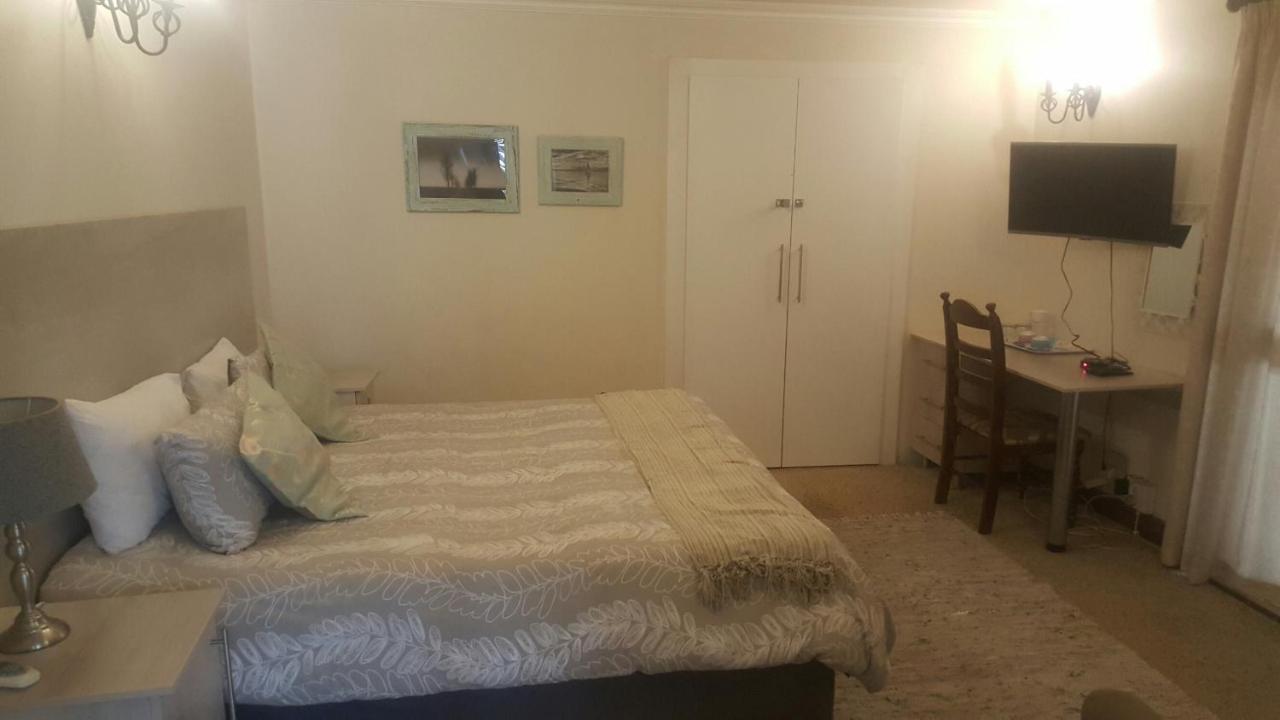 12 On Vaal Drive Guesthouse Vanderbijlpark Buitenkant foto