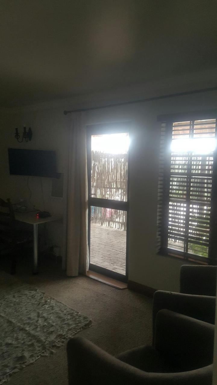 12 On Vaal Drive Guesthouse Vanderbijlpark Buitenkant foto