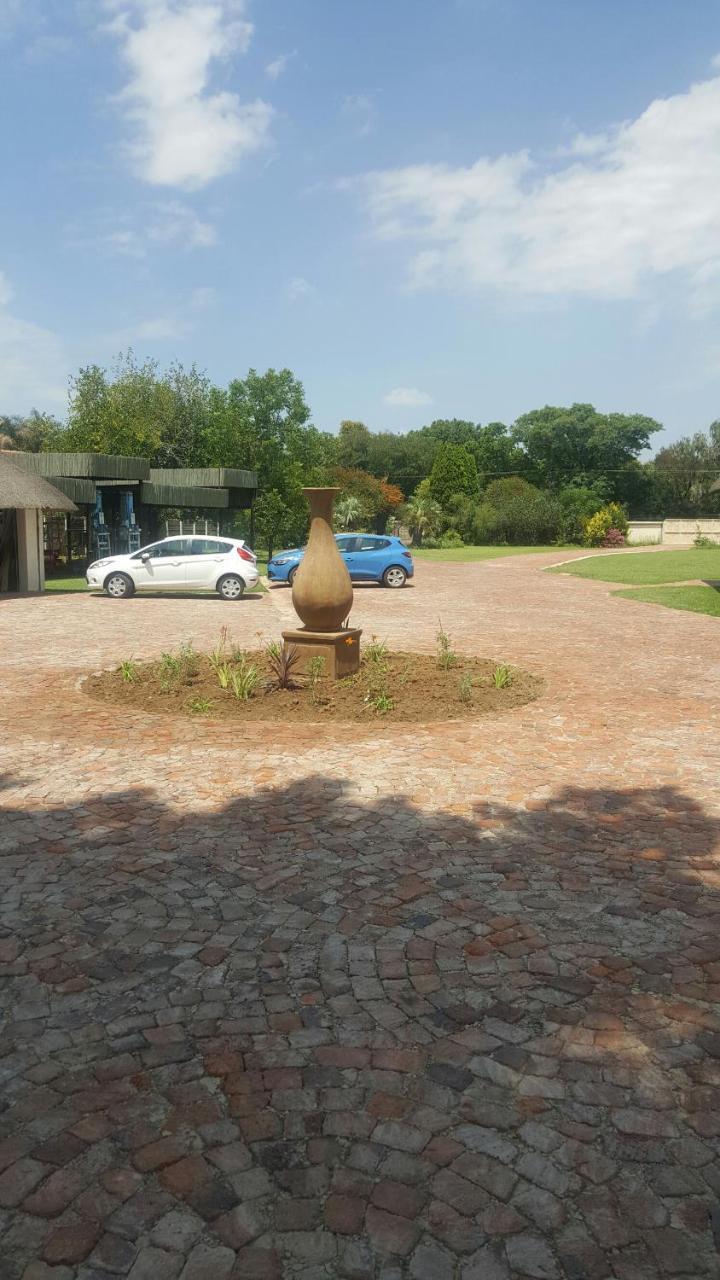 12 On Vaal Drive Guesthouse Vanderbijlpark Buitenkant foto