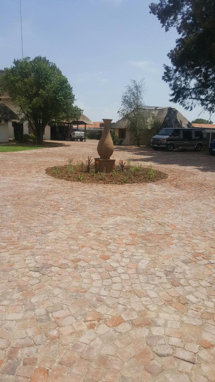 12 On Vaal Drive Guesthouse Vanderbijlpark Buitenkant foto